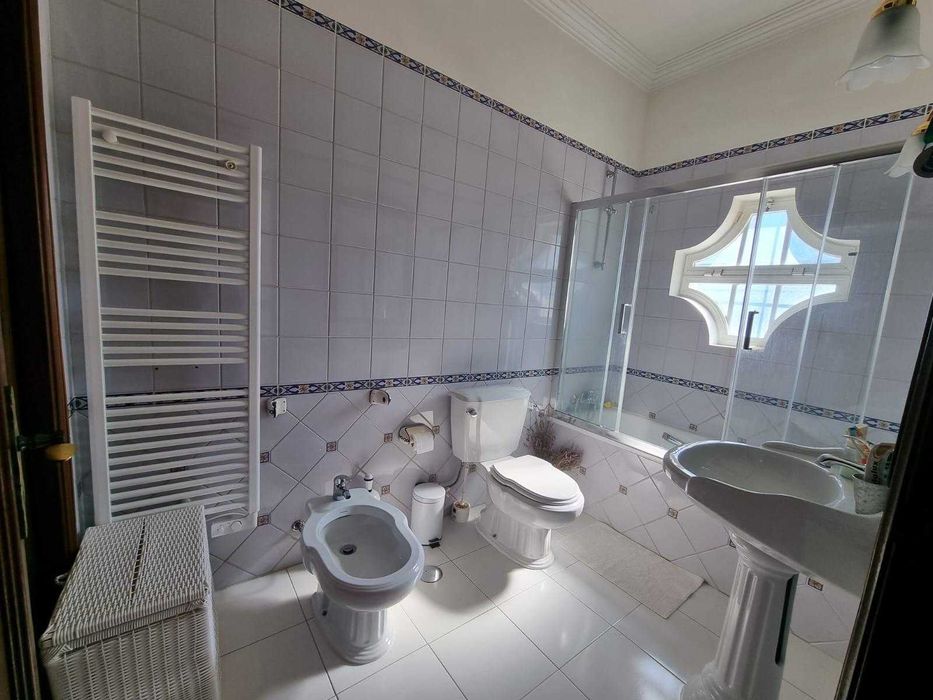 QUARTO INDIVIDUAL SUITE 20m2 - AC, estacionamento, piscina, arrecadação, jardim, barbecue ( Pinhal Novo )