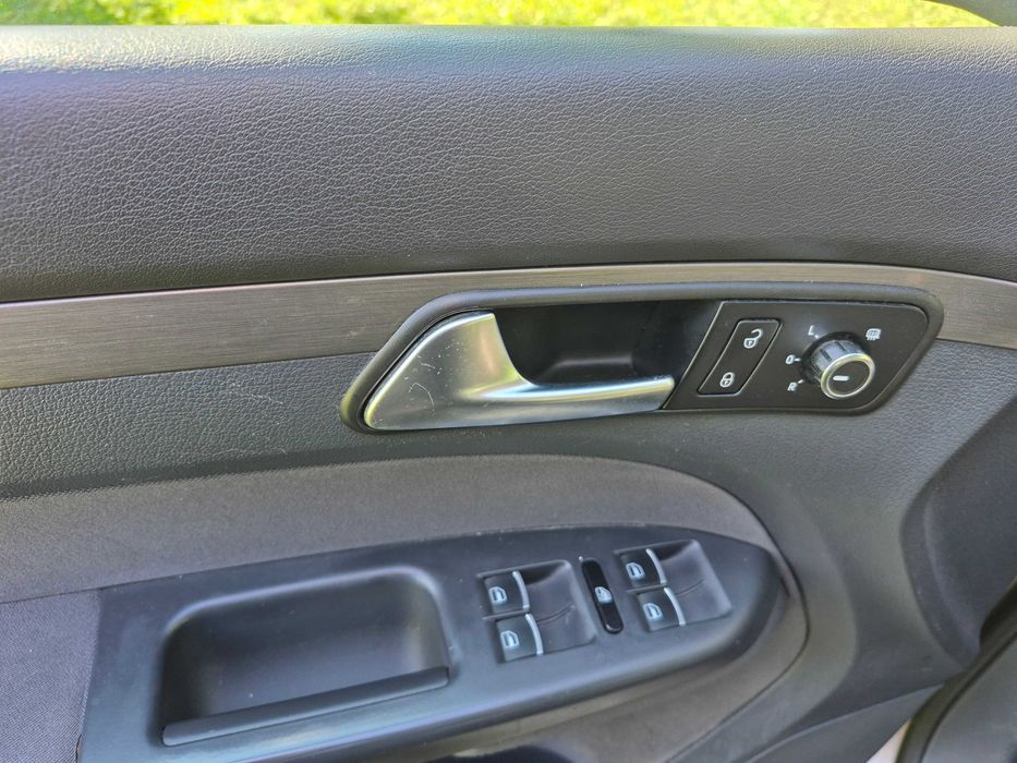 samochód osobowy VW Touran