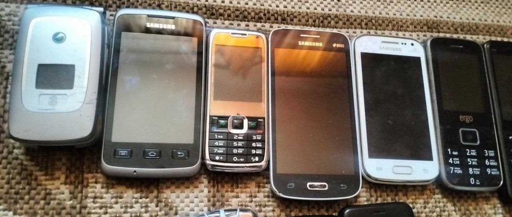 17 телефонів одним лотом