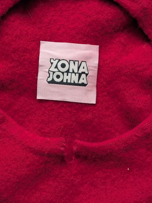 Czerwony wełniany beret Żona Johna kwiatek