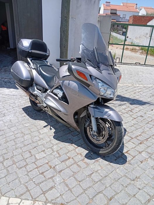 Moto estradista em bom estado