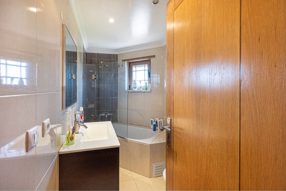 Moradia isolada T7 no Lourel-Sintra, no piso -1, tem um apartamento T2