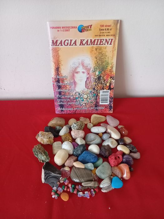 Zbiór kamieni z książeczką.