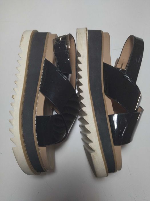 Sandálias pretas em verniz 37