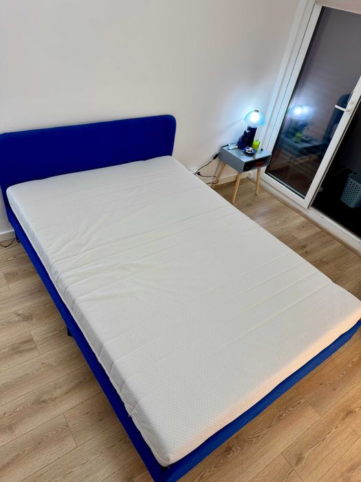 Cama de casal IKEA SLATTUM azul + colchão ÅKREHAMN 140x200