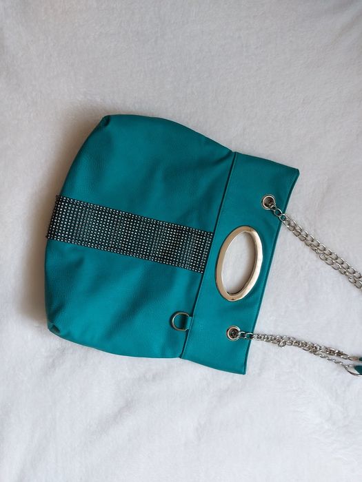 Torebka na srebrnym łańcuszku