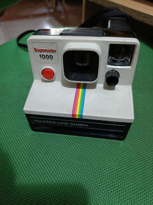 Máquina fotográfica e termômetro