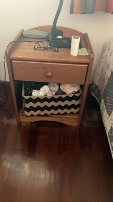 Quarto completo madeira maciça com colchao usado
