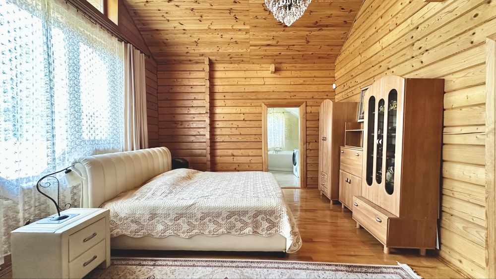 Продаж еко будинку з власним озером та соснами на території