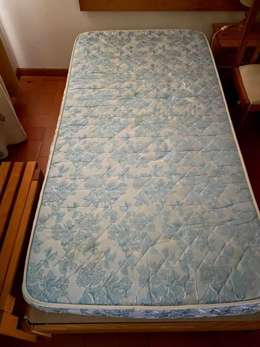 Cama individual de madeira com colchão