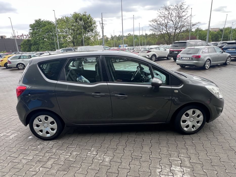 Opel meriva 2011 z bagażnikiem rowerowym thule na 4 rowery
