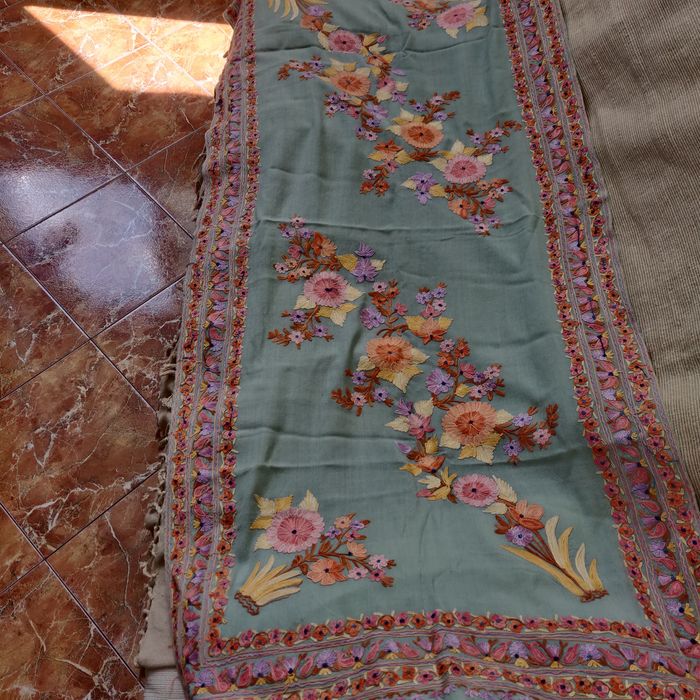 Шарф палантин шерсть с вышивкой ручной работы