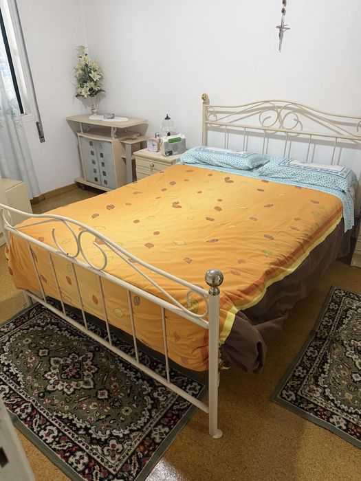 Cama de casal em ferro vintage  com moveis