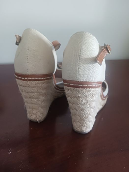 Sandalias de cunha, beges, tamanho 35