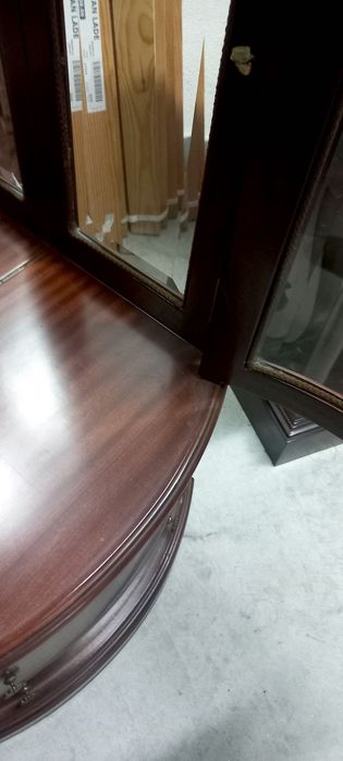 Vitrine de canto (cantoneira) clássica com porta de vidro curva