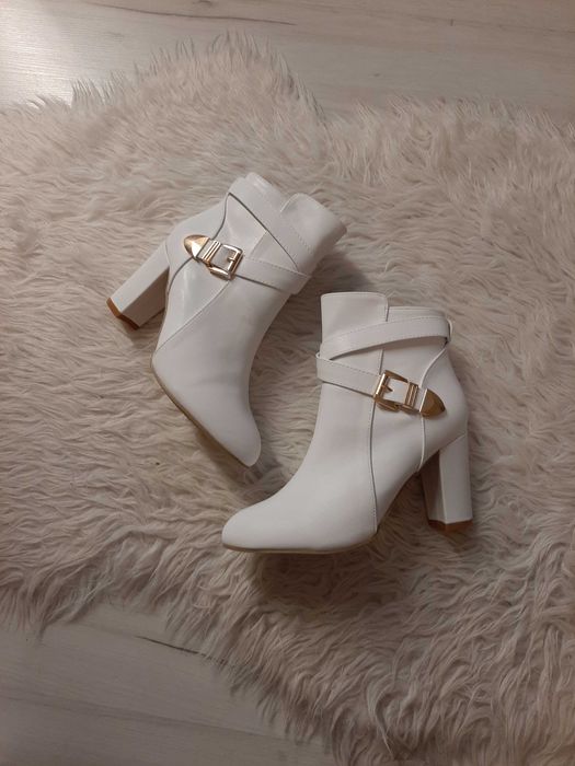 Piękne białe kozaki na wygodnym szerszym obcasie ok 8cm 39