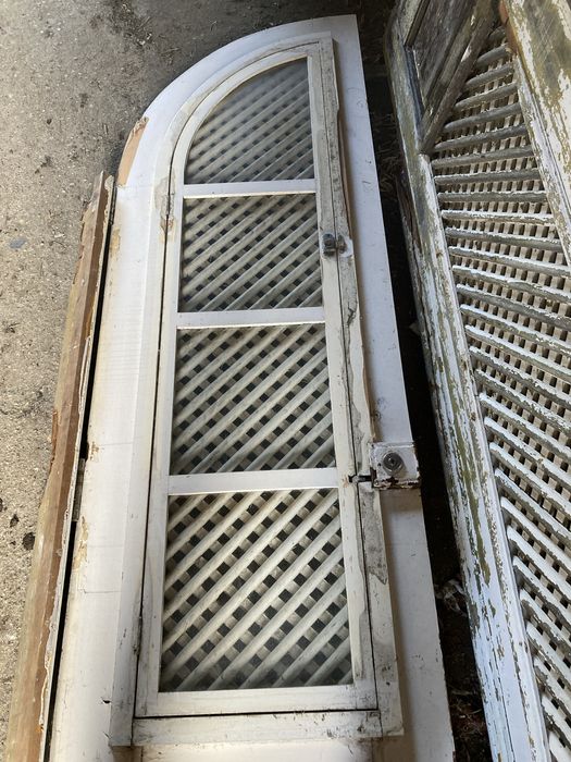 Porta de antiga rscila primaria de duas folhas em estilo de arco