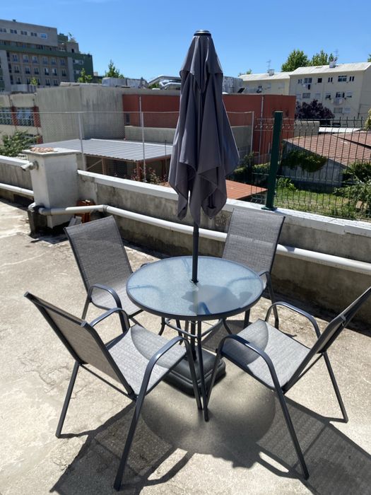 Conjunto de Esplanada Mesa + Guarda-sol + 4 Cadeiras - Perfeito para Terraço/Jardim