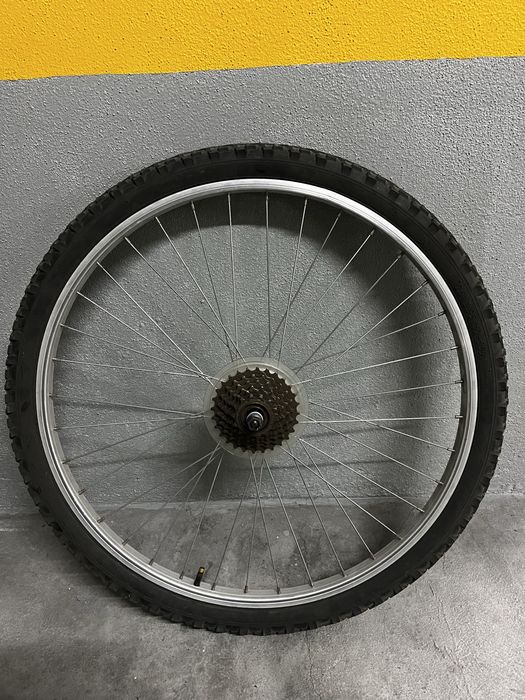 Pedais de encaixe, bomba, espigão, bolsa, camaras de ar.