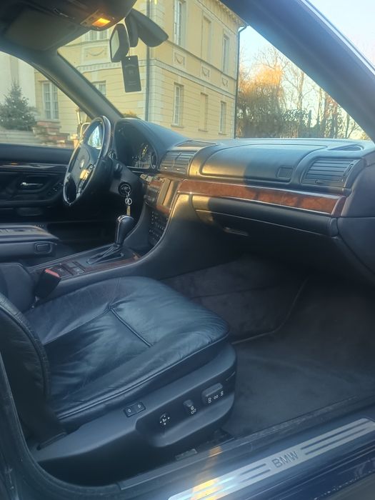 BMW 750   V12 e38