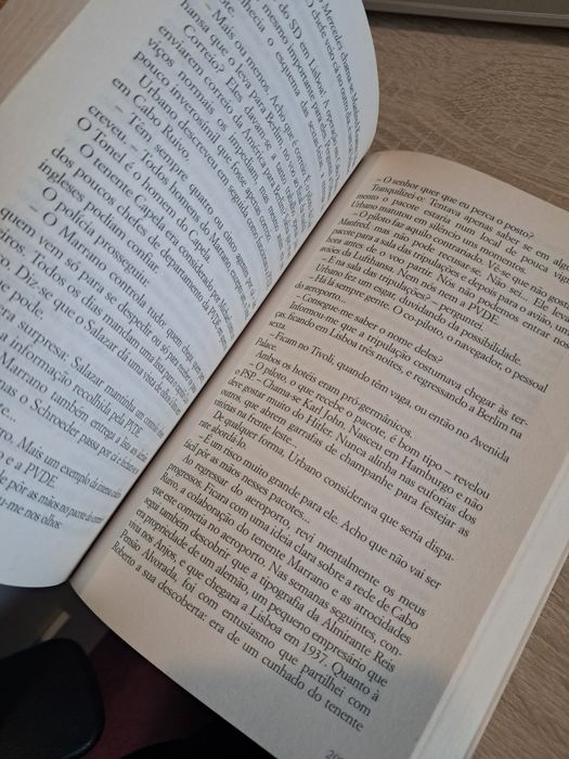 Livro "Enquanto Salazar Dormia"