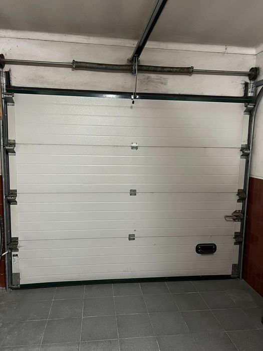 Portão de garagem elétrico incluindo motor e três comandos .