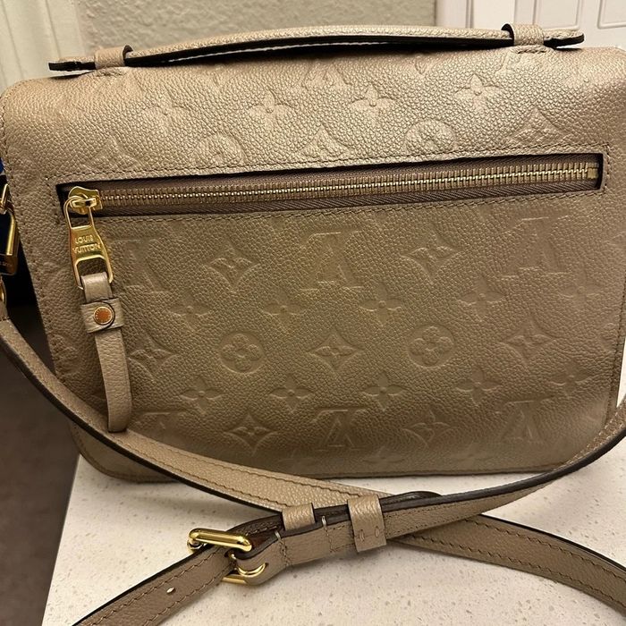 Louis Vuitton Mettis Beje