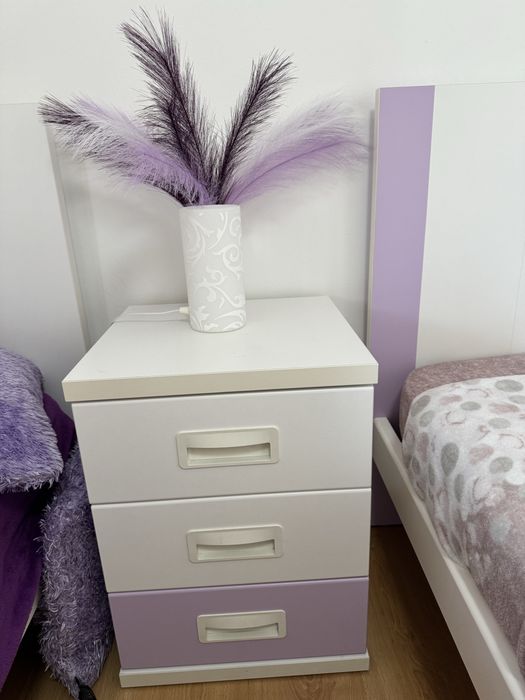 Cama branca e lilas solteiro