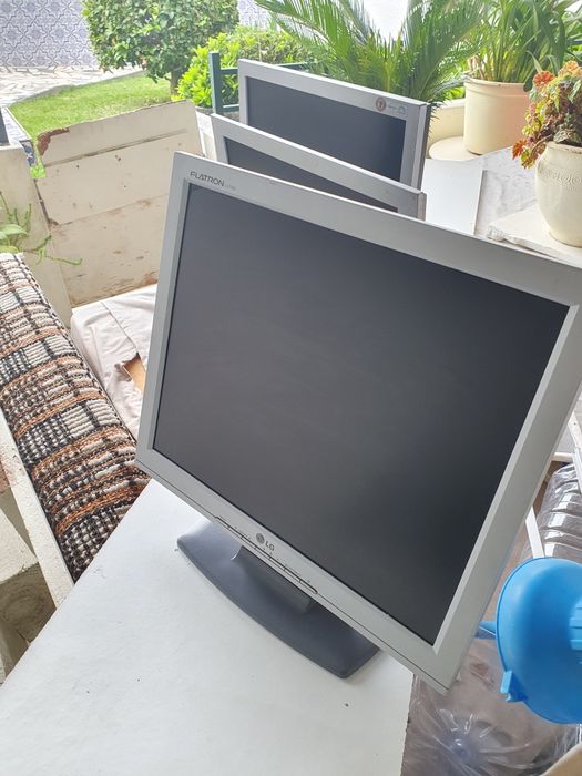 Monitores 15 polegadas em bom estado.