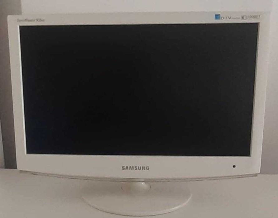 TV Samsung 19" de cor branca