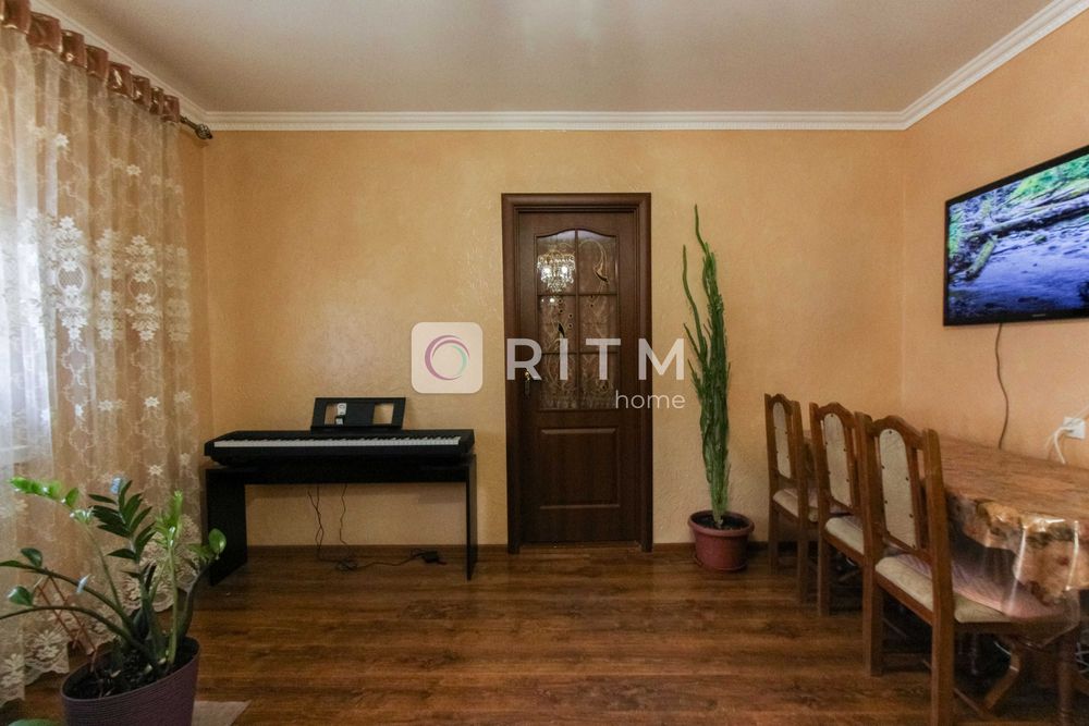 4-к. квартира з меблями та ремонтом за вул. Відродження