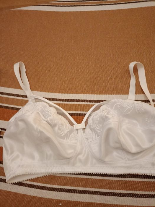 Piękny biały duży biustonosz.