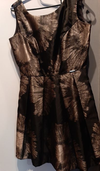 Czarna sukienka ze złotym motywem jak nowa