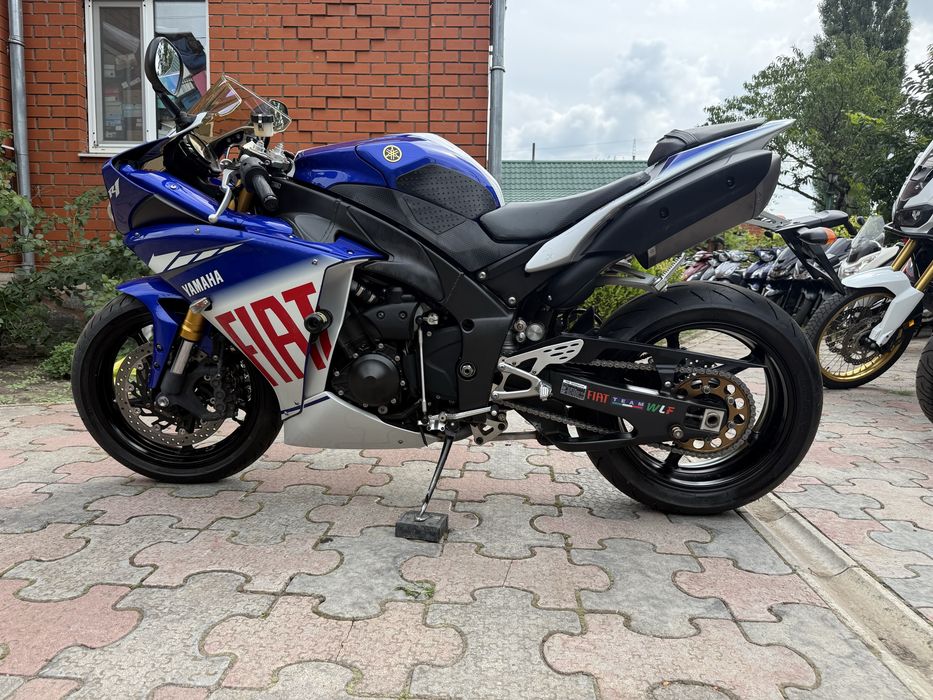 Мотоцикл Yamaha YZF R1 crossplane розмитнений
