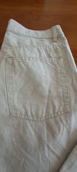 Calças de várias marcas e cores