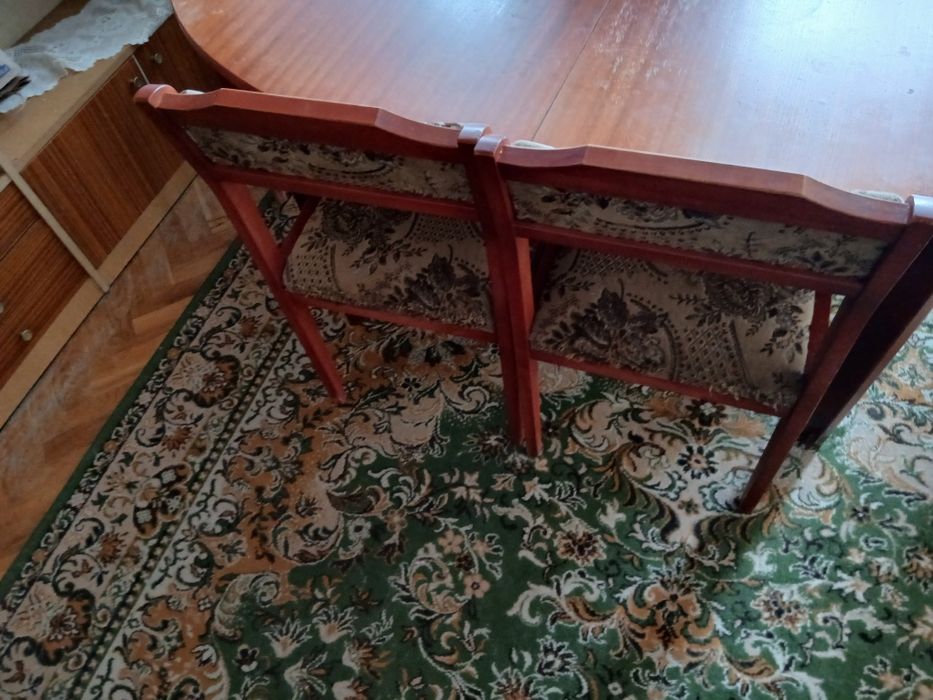 Stół drewniany rozkładany wraz z krzesłami