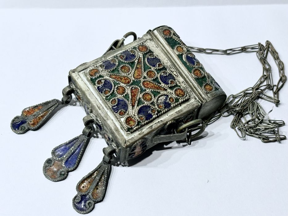 Antigo colar caixa de orações berbere “Hirz”em metal branco esmaltado