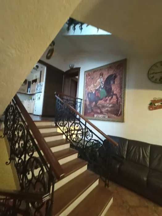 Продам ОТЛИЧНЫЙ дом в ЦЕНТРЕ! 5-ть комнат