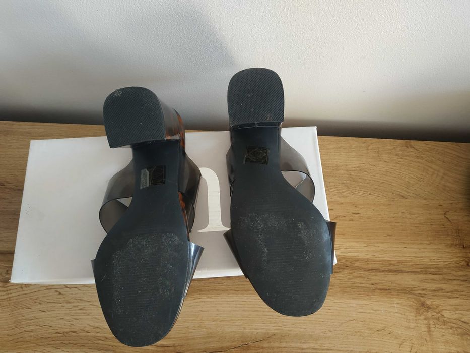 Buty klapki na obcasie