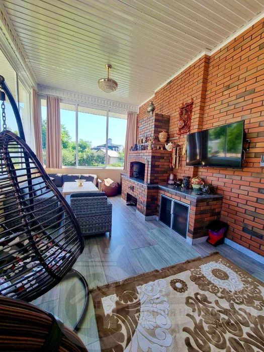 Елітний будинок з власним озером і басейном Козин  . Без комісії