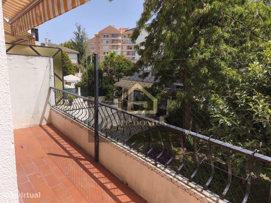 T2 com BOX, Terraço e Suite em Condomínio Fechado - Carcavelos!