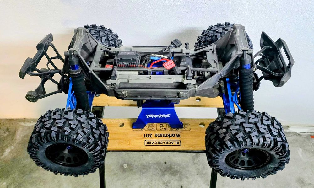 Traxxas X-MAXX 8S- Hobbywing e extras- Como novo