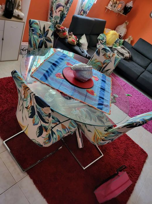 Mesa de vidro com 4 cadeiras como nova