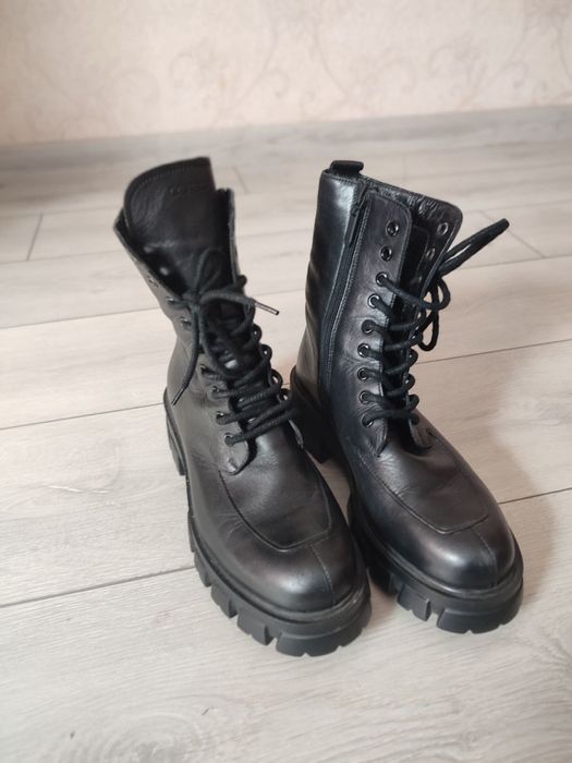 Шкіряне жіноче взуття 38 розмір, ціна договірна.