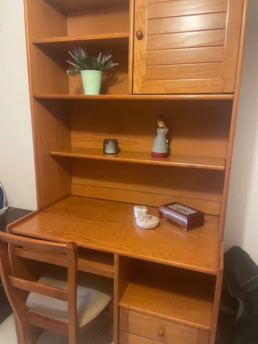 Mobília de quarto com 2 camas de solteiro e secretária
