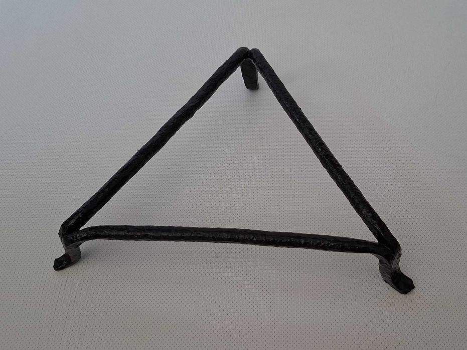 Trempe em ferro triangular, com 22x6cm, muito antiga