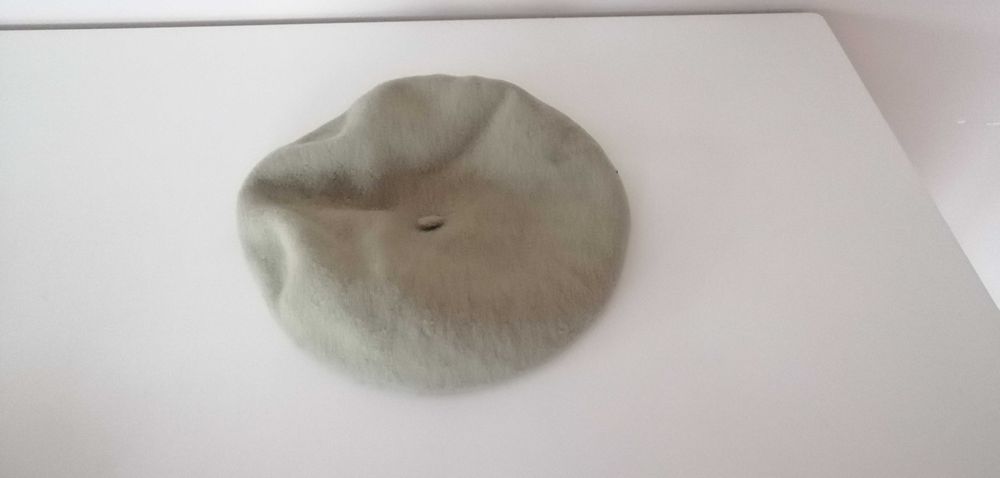 zestaw stare berety damskie beretki beretka beżowe beżowa czarna