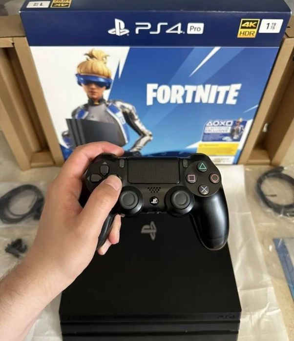 Продам PS4 Pro 1TB с комплектом