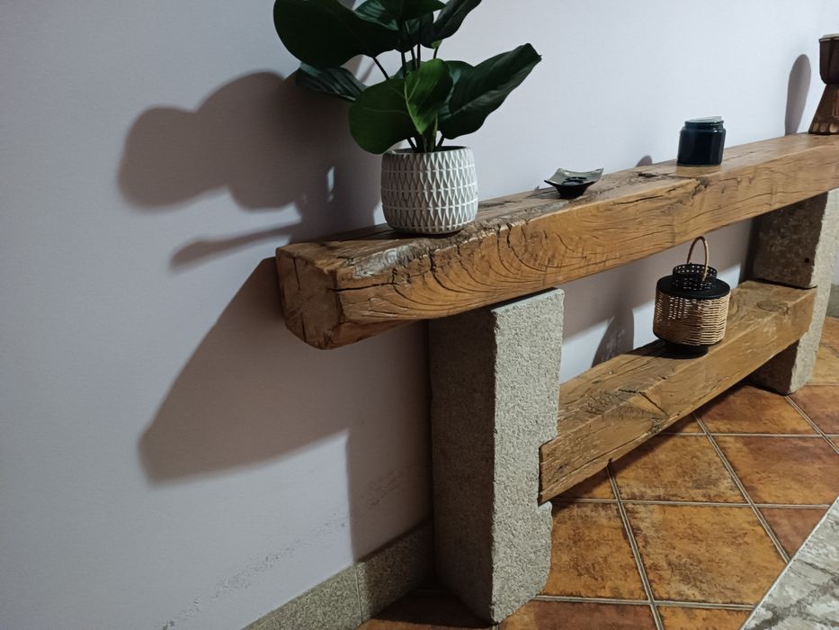Aparador de madeira e pedra rústico