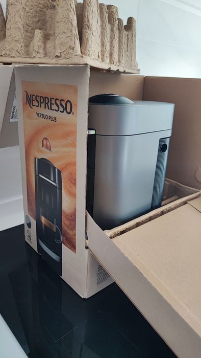 Nespresso Vertuo Plus (com caixa) + gaveta para cápsulas